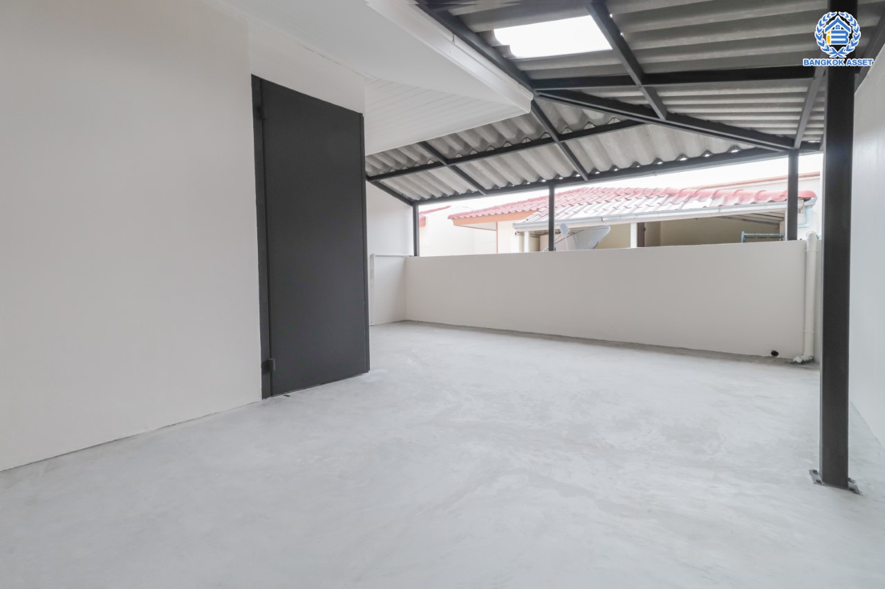 บ้านมือสองตกแต่งใหม่ ม.นนทรีเพลส พระราม5-นครอินทร์ ทาวน์โฮม 3 ชั้น เนื้อที่ 19.5 ตร.ว. ฟังก์ชัน 3 ห้องนอน 3 ห้องน้ำ 2 ที่จอดรถ พร้อม Living Room กว้างขวาง เดินทางสะดวก เข้า-ออกได้หลายเส้นทาง ทั้ง ถ.ราชพฤกษ์ และ ถ.ติวานนท์ ใกล้ทางด่วน "ศรีรัช" และรถไฟฟ้า "สถานีแยกติวานนท์"